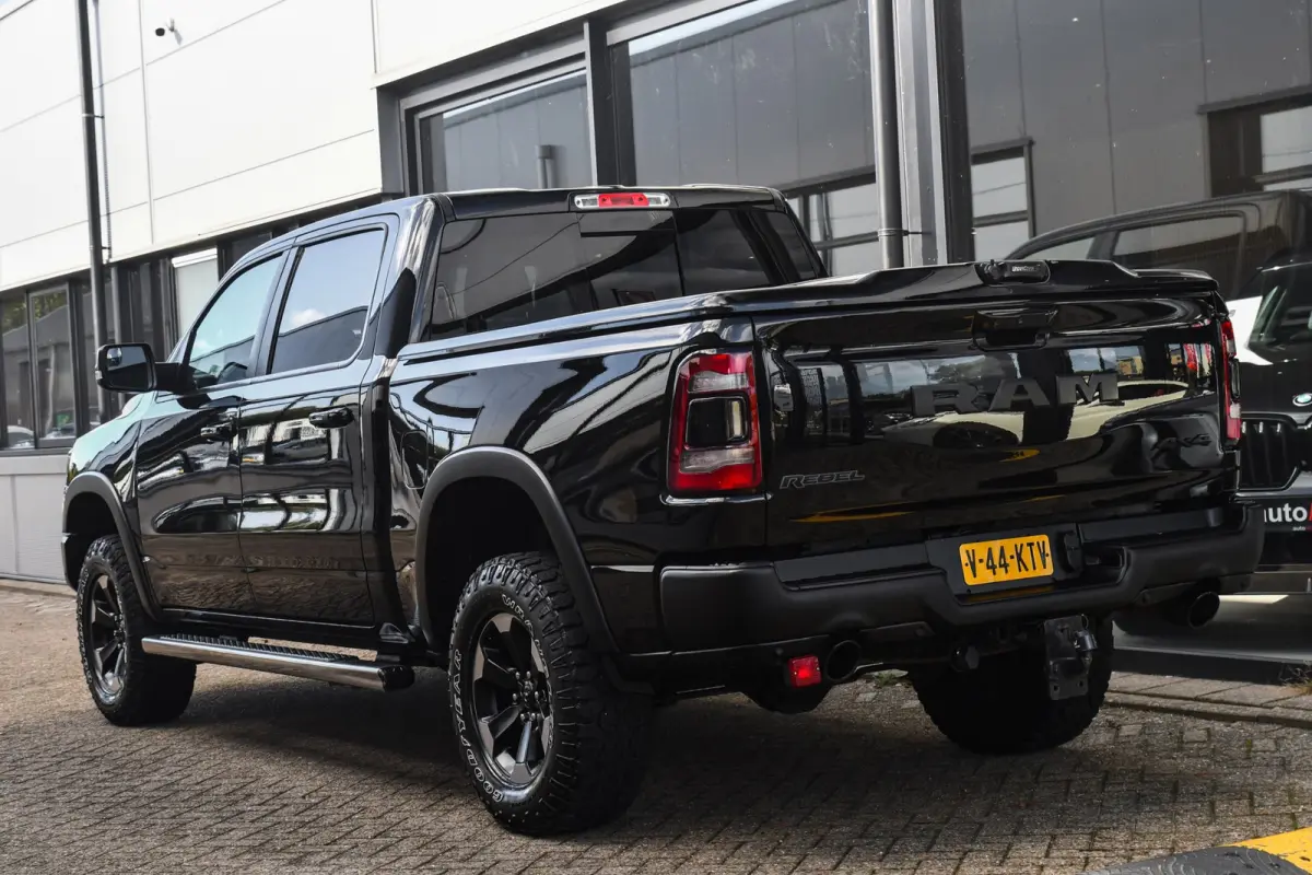 1500 5.7 V8 4x4 Crew Cab REBEL, BTW, Panorama, Full!