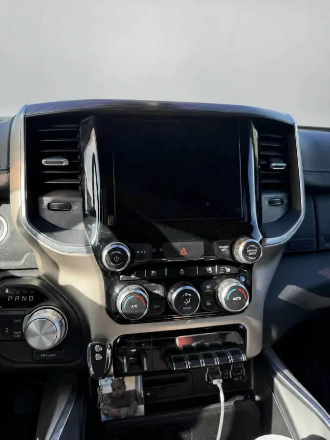 1500 5.7 V8 4x4 Crew Cab 5'7 Laramie Camera, Luchtvering, Carplay, LED, Leder, Stoelverwarmong, H&K, Stoelverkoeling, 3500kg Trekhaak, Uniek!