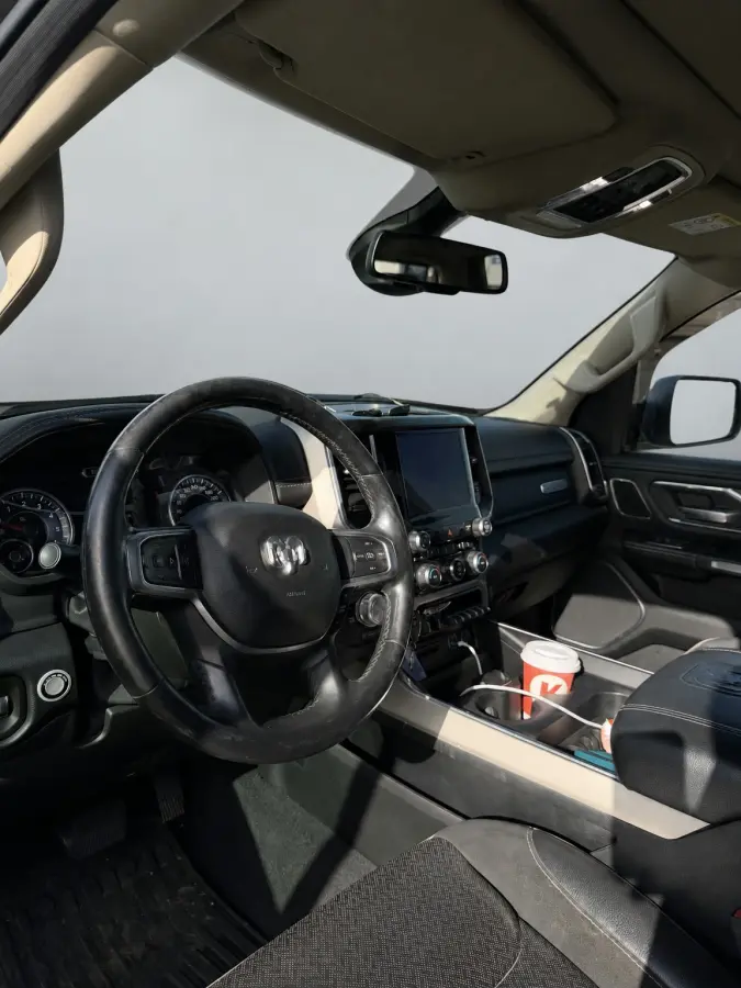 1500 5.7 V8 4x4 Crew Cab 5'7 Laramie Camera, Luchtvering, Carplay, LED, Leder, Stoelverwarmong, H&K, Stoelverkoeling, 3500kg Trekhaak, Uniek!
