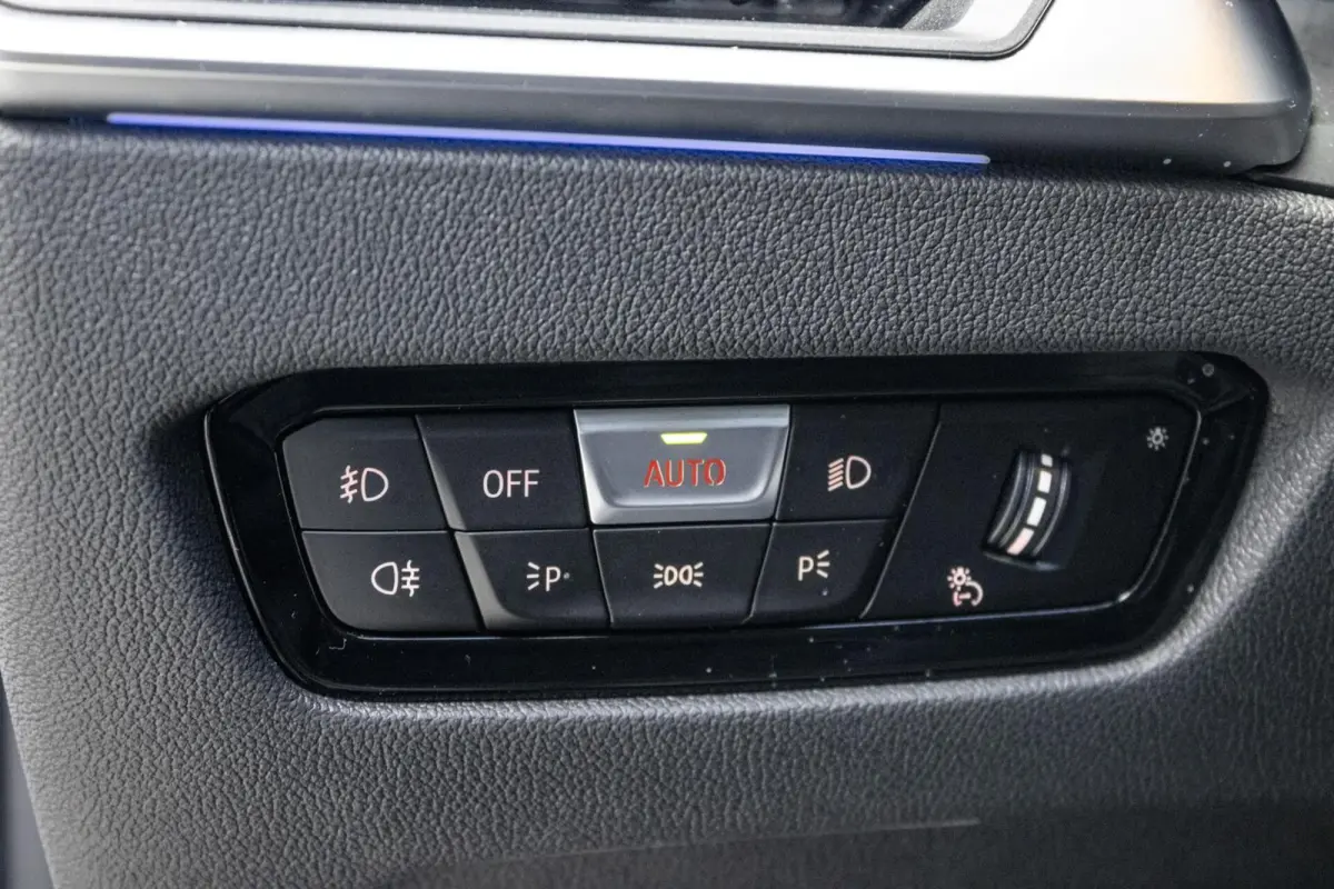 318i M-Sport 4-Cil | PANO | CARBON | DRAVITGRAU | ALCANTARA | CARPLAY | 50 JAHRE