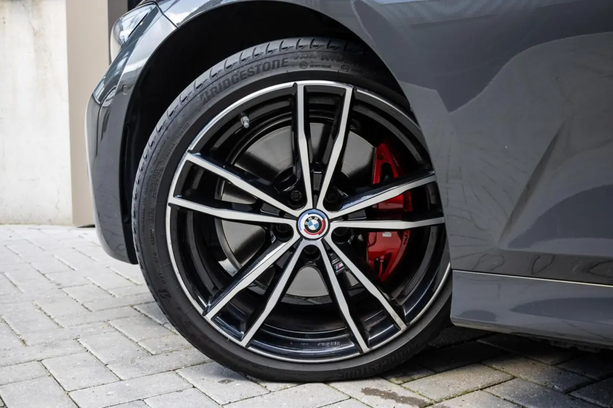 318i M-Sport 4-Cil | PANO | CARBON | DRAVITGRAU | ALCANTARA | CARPLAY | 50 JAHRE