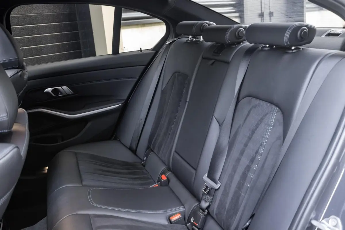 318i M-Sport 4-Cil | PANO | CARBON | DRAVITGRAU | ALCANTARA | CARPLAY | 50 JAHRE