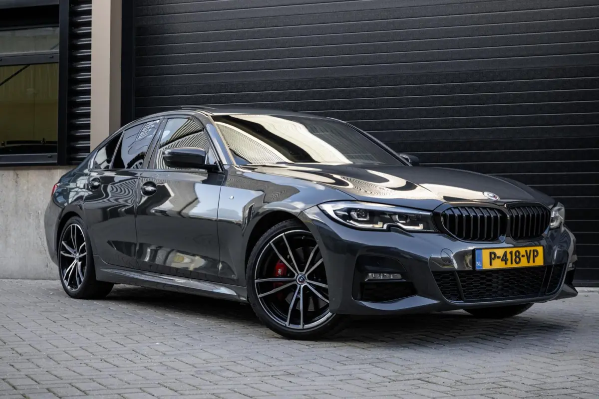 318i M-Sport 4-Cil | PANO | CARBON | DRAVITGRAU | ALCANTARA | CARPLAY | 50 JAHRE