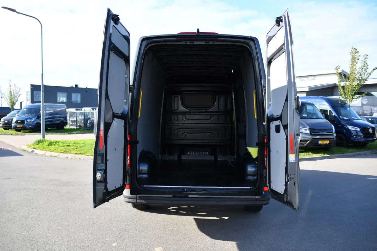 35 2.0 TDI L3H3 PB Edition Camera, Cruise, Carplay, Stoelverwarming, 177pk, LED, Geveerde Stoel, Voorruit verwarming, Massage Stoel, Uniek!