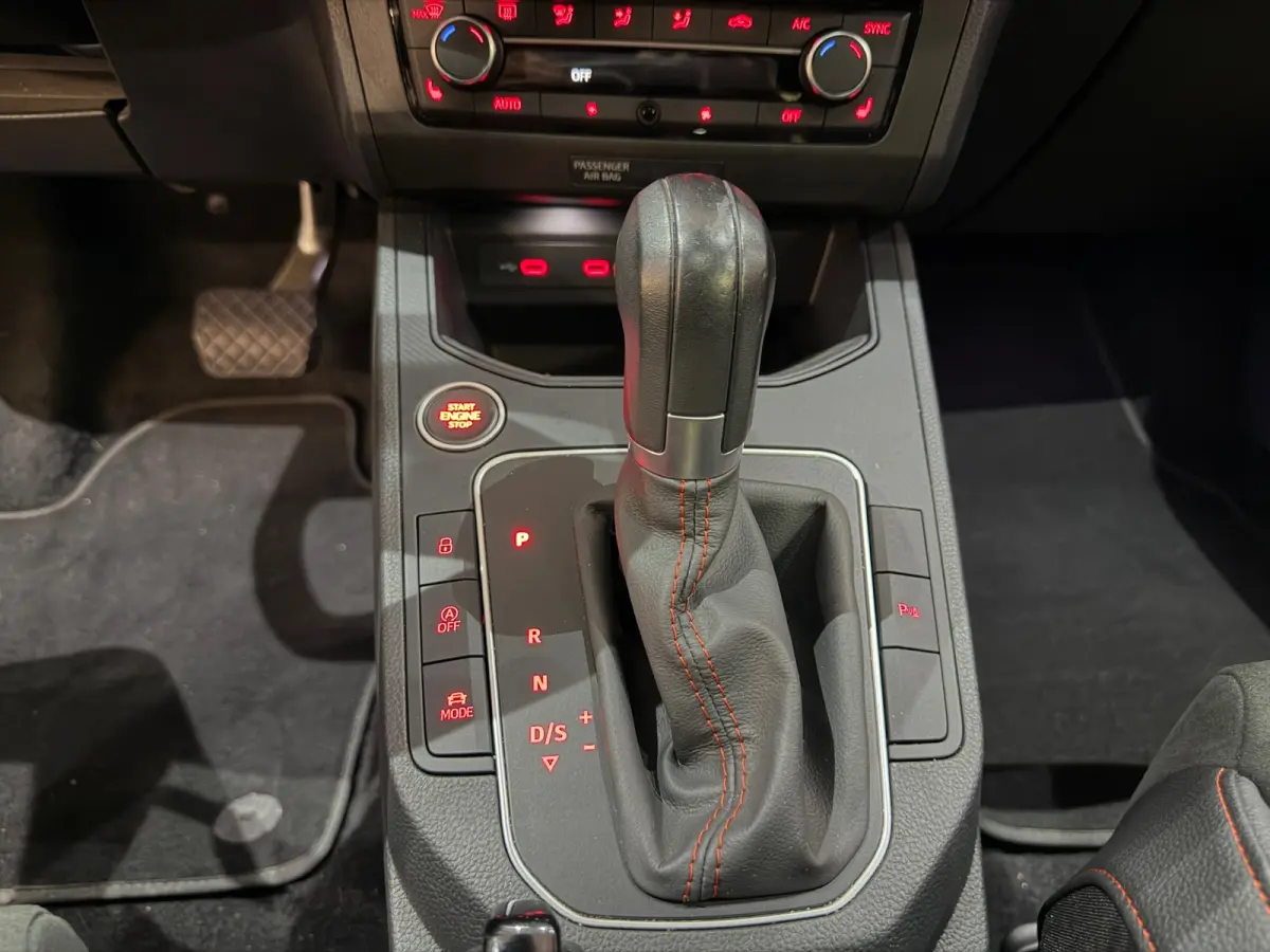 1.5 TSI FR Business Black Line Face lift Pano Camera Alcantara///