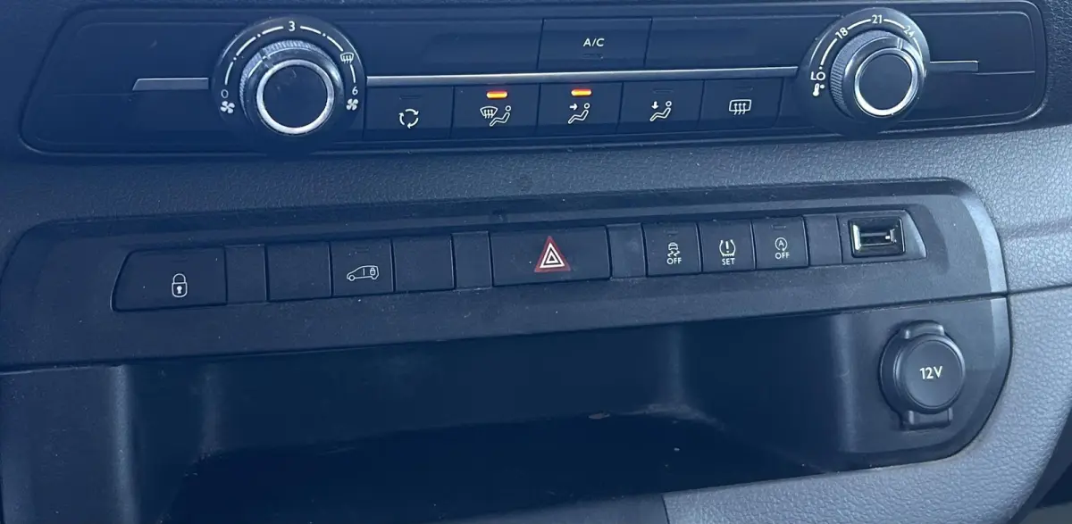 2.0 D-4D Cool Comfort 122PK | 2e Eigenaar | NL AUTO | NAP | Trekhaak | Cruise control | Achteruitrijcamera | Navigatie | Airco | 2 sleutels | NAP