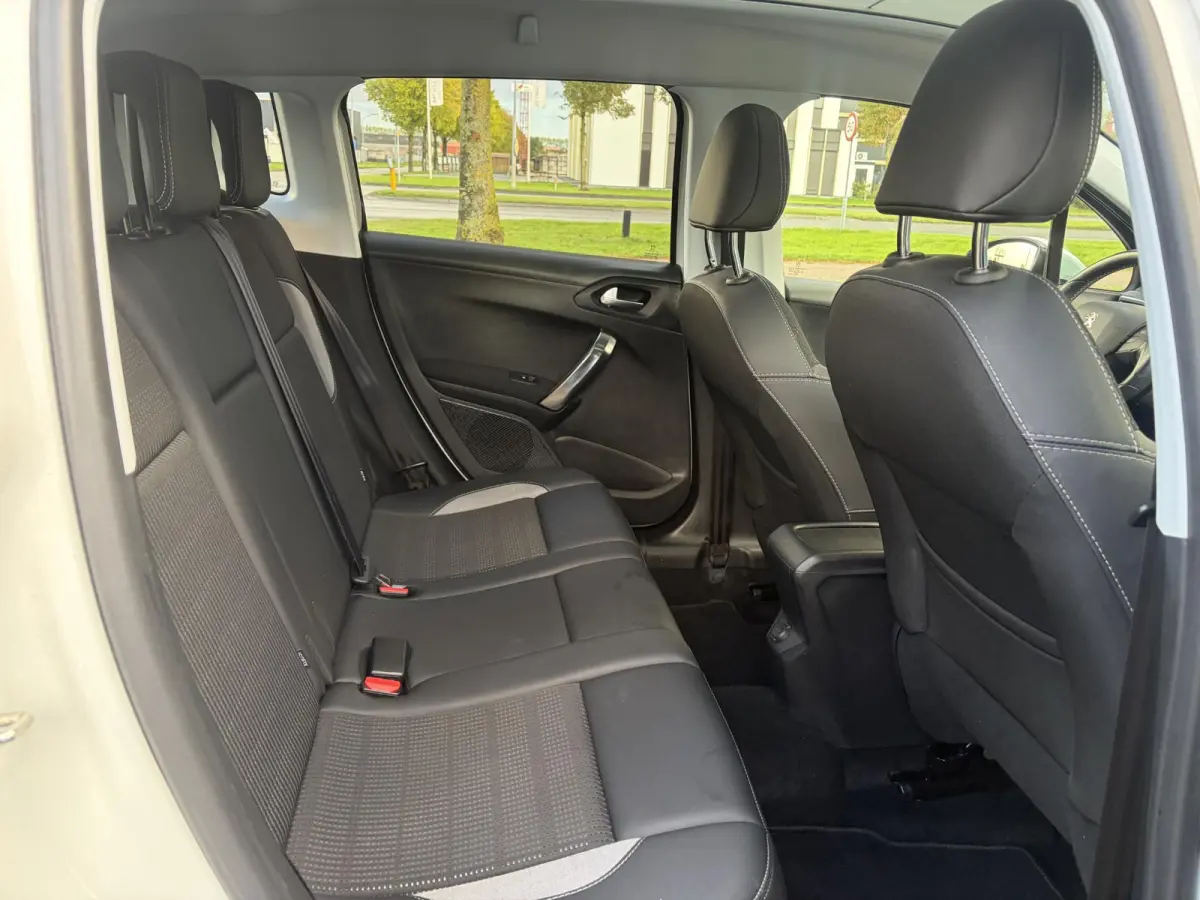 1.2 PureTech Allure ✓1e Eigenaar✓Pano✓Camera✓Navi✓D-riem vv in 2024✓Trekhaak✓Dealer Onderhouden✓Carplay✓Clima✓Cruise✓110pk✓Halfleder✓Pdc✓Lm velgen✓N.A.P✓Apk t