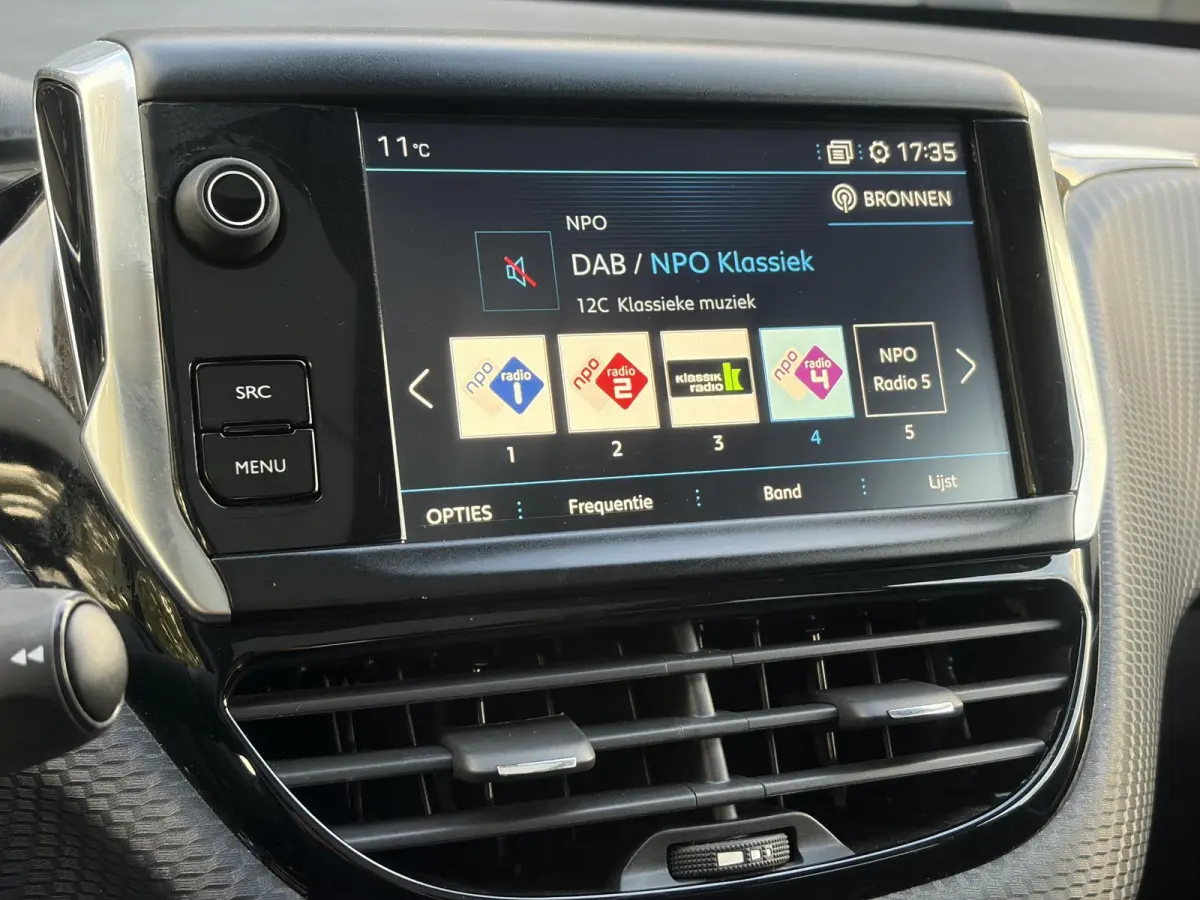 1.2 PureTech Allure ✓1e Eigenaar✓Pano✓Camera✓Navi✓D-riem vv in 2024✓Trekhaak✓Dealer Onderhouden✓Carplay✓Clima✓Cruise✓110pk✓Halfleder✓Pdc✓Lm velgen✓N.A.P✓Apk t