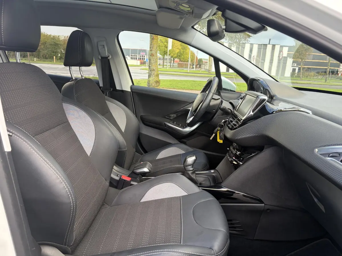 1.2 PureTech Allure ✓1e Eigenaar✓Pano✓Camera✓Navi✓D-riem vv in 2024✓Trekhaak✓Dealer Onderhouden✓Carplay✓Clima✓Cruise✓110pk✓Halfleder✓Pdc✓Lm velgen✓N.A.P✓Apk t