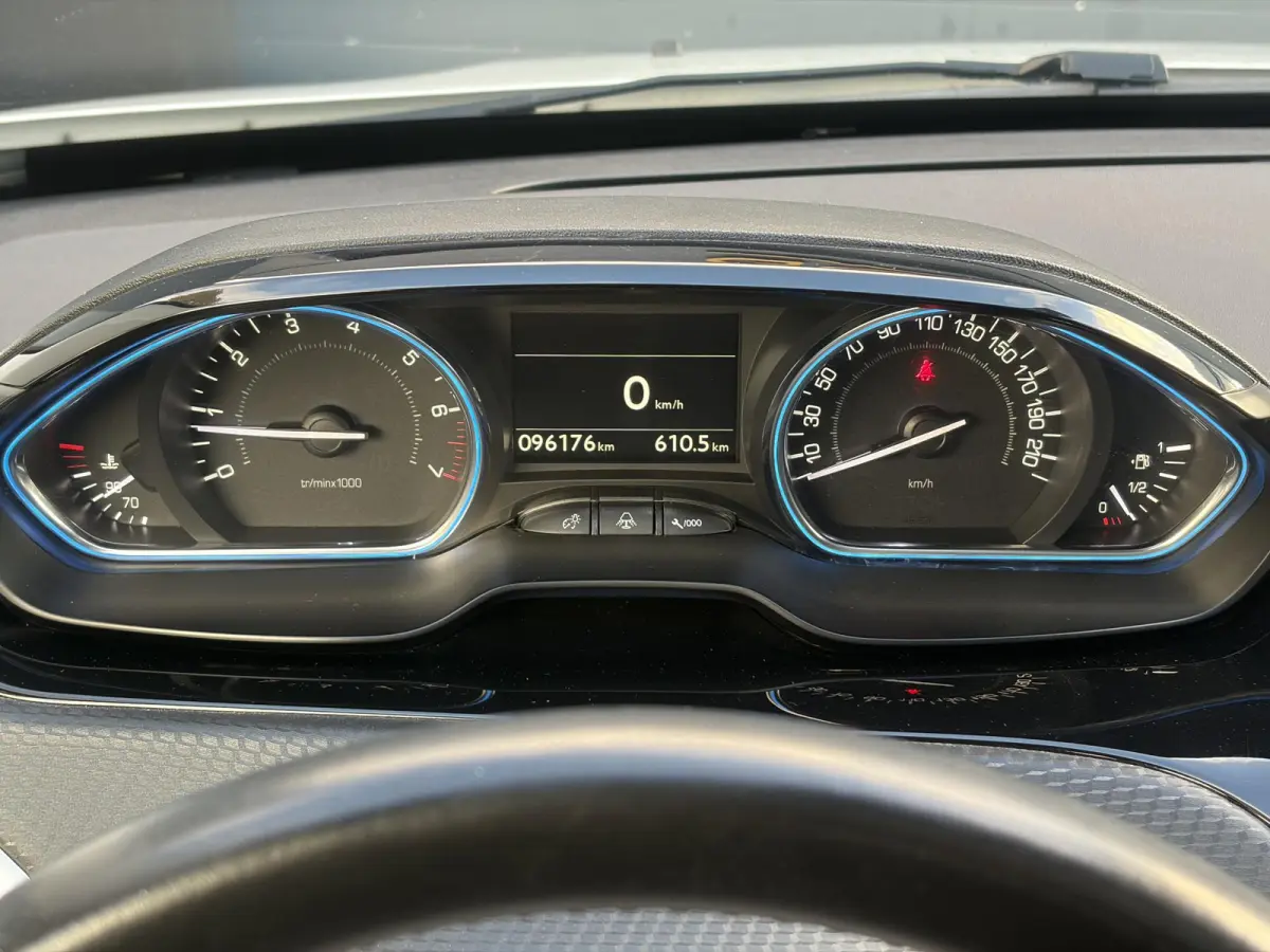 1.2 PureTech Allure ✓1e Eigenaar✓Pano✓Camera✓Navi✓D-riem vv in 2024✓Trekhaak✓Dealer Onderhouden✓Carplay✓Clima✓Cruise✓110pk✓Halfleder✓Pdc✓Lm velgen✓N.A.P✓Apk t