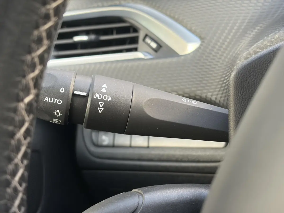 1.2 PureTech Allure ✓1e Eigenaar✓Pano✓Camera✓Navi✓D-riem vv in 2024✓Trekhaak✓Dealer Onderhouden✓Carplay✓Clima✓Cruise✓110pk✓Halfleder✓Pdc✓Lm velgen✓N.A.P✓Apk t