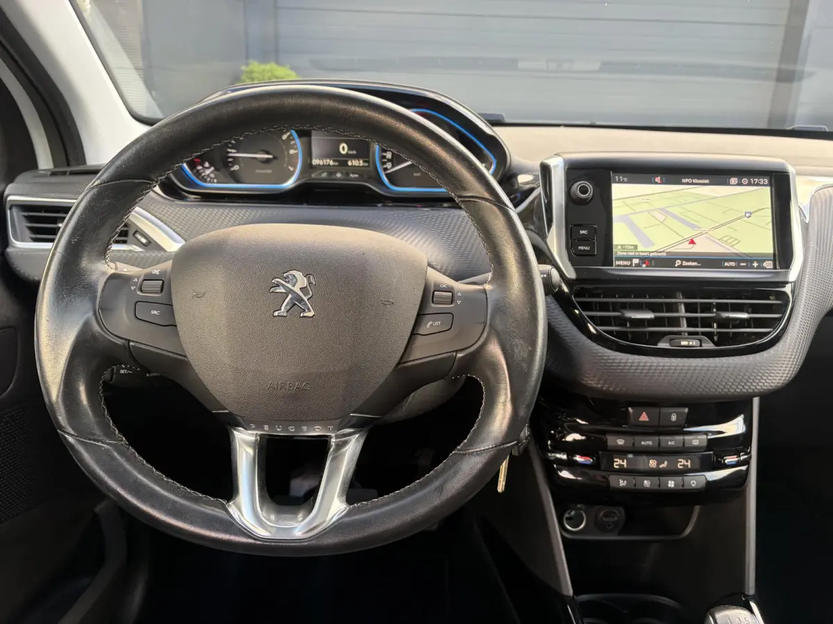 1.2 PureTech Allure ✓1e Eigenaar✓Pano✓Camera✓Navi✓D-riem vv in 2024✓Trekhaak✓Dealer Onderhouden✓Carplay✓Clima✓Cruise✓110pk✓Halfleder✓Pdc✓Lm velgen✓N.A.P✓Apk t