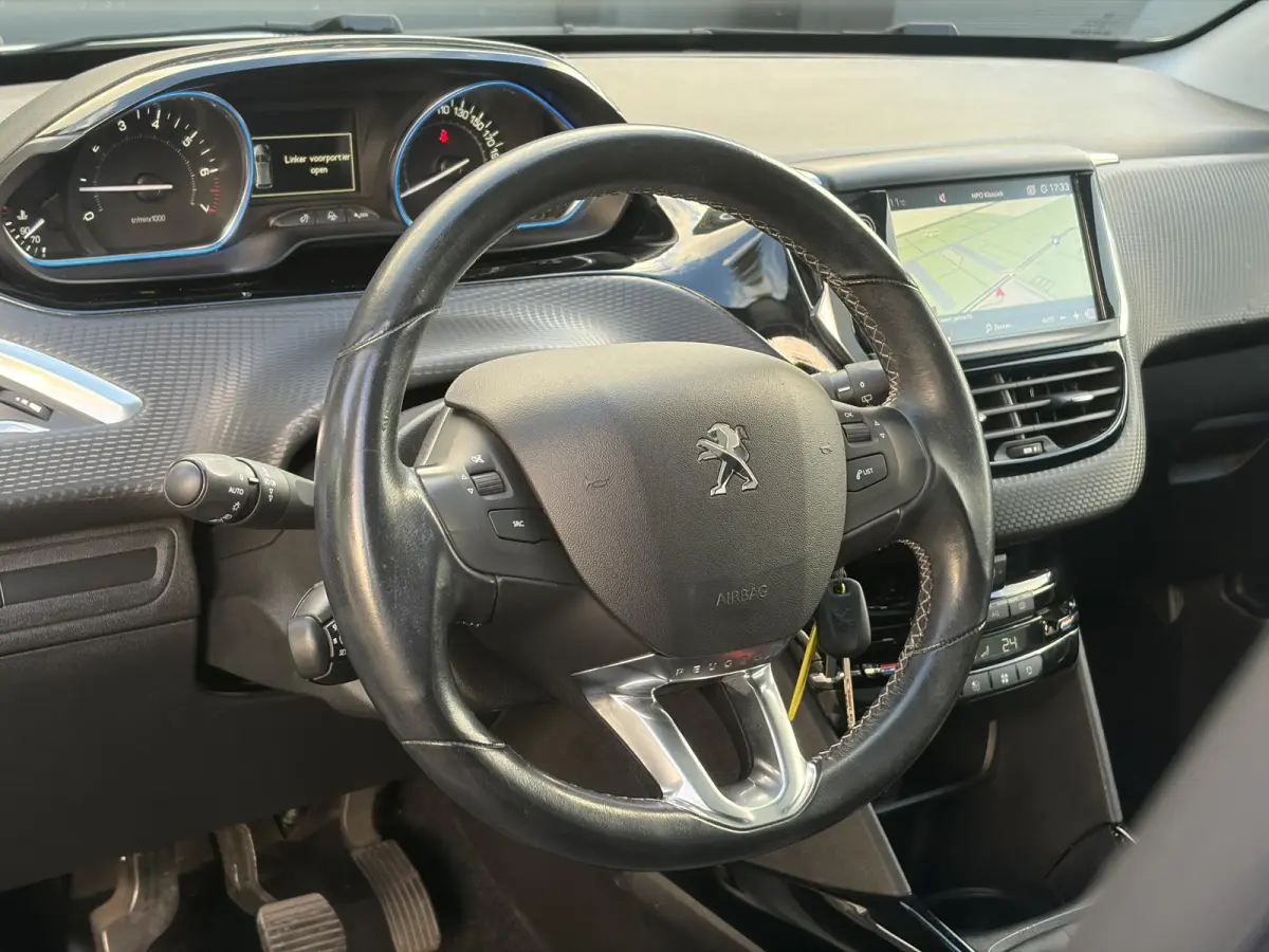 1.2 PureTech Allure ✓1e Eigenaar✓Pano✓Camera✓Navi✓D-riem vv in 2024✓Trekhaak✓Dealer Onderhouden✓Carplay✓Clima✓Cruise✓110pk✓Halfleder✓Pdc✓Lm velgen✓N.A.P✓Apk t