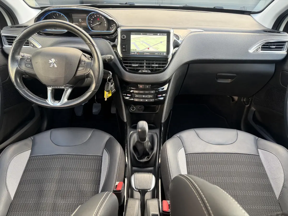 1.2 PureTech Allure ✓1e Eigenaar✓Pano✓Camera✓Navi✓D-riem vv in 2024✓Trekhaak✓Dealer Onderhouden✓Carplay✓Clima✓Cruise✓110pk✓Halfleder✓Pdc✓Lm velgen✓N.A.P✓Apk t