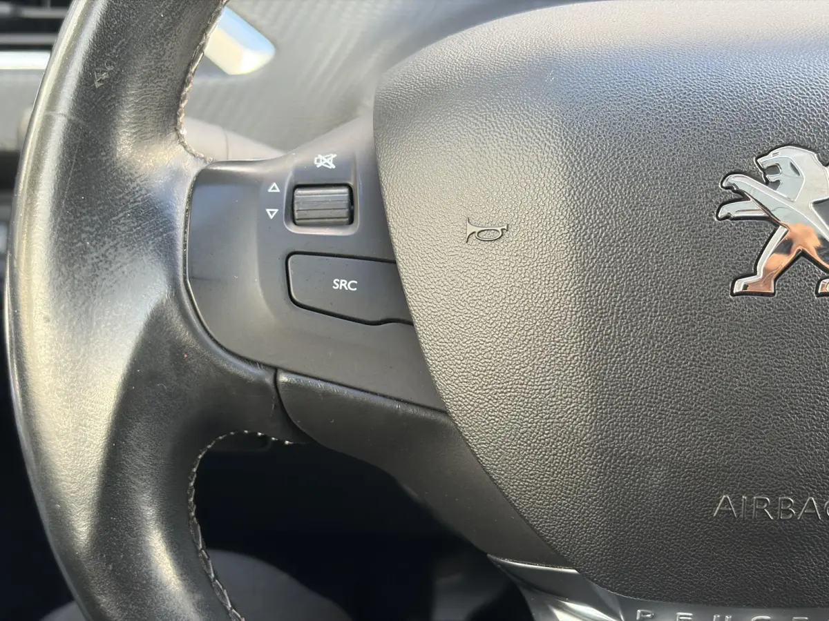 1.2 PureTech Allure ✓1e Eigenaar✓Pano✓Camera✓Navi✓D-riem vv in 2024✓Trekhaak✓Dealer Onderhouden✓Carplay✓Clima✓Cruise✓110pk✓Halfleder✓Pdc✓Lm velgen✓N.A.P✓Apk t