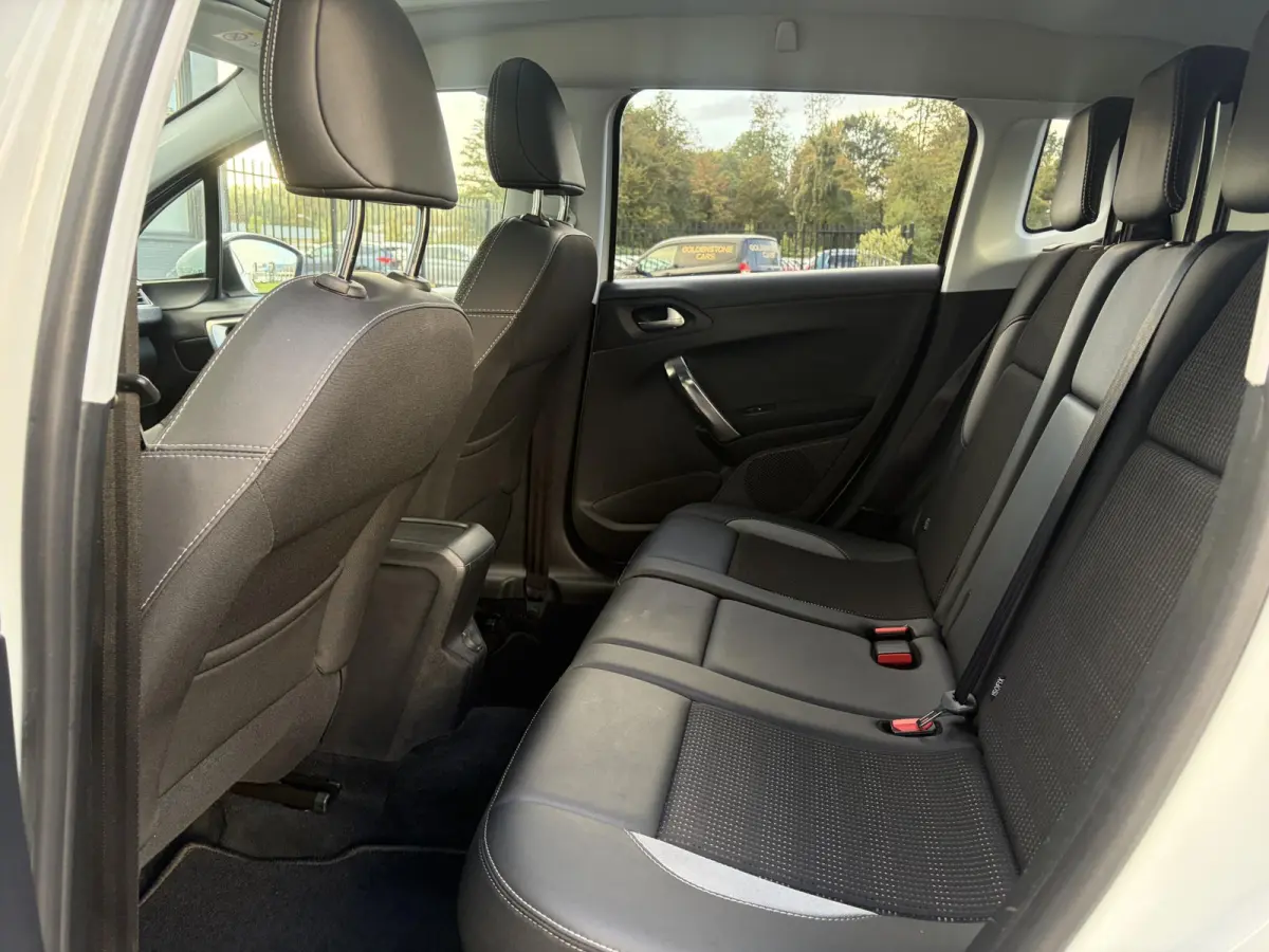 1.2 PureTech Allure ✓1e Eigenaar✓Pano✓Camera✓Navi✓D-riem vv in 2024✓Trekhaak✓Dealer Onderhouden✓Carplay✓Clima✓Cruise✓110pk✓Halfleder✓Pdc✓Lm velgen✓N.A.P✓Apk t