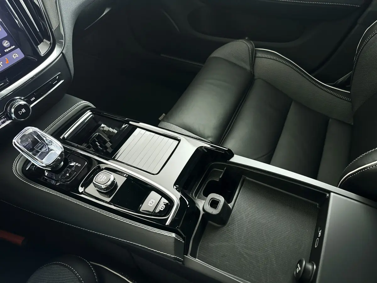 T8 Plug-in hybrid AWD Plus Dark | SOH 100% | Panoramadak | 360° camera | Head-up display | Harman Kardon | Stoel- en stuurverwarming | Trekhaak