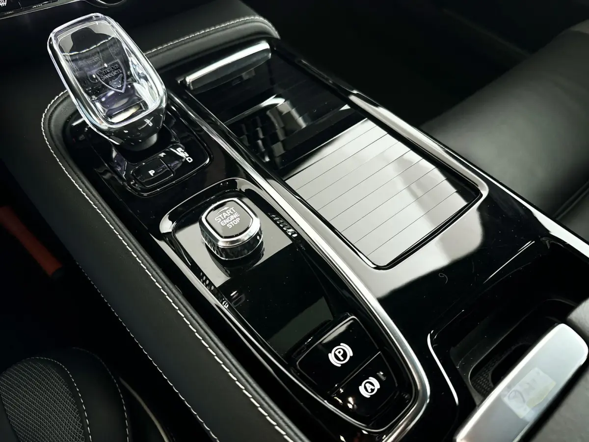 T8 Plug-in hybrid AWD Plus Dark | SOH 100% | Panoramadak | 360° camera | Head-up display | Harman Kardon | Stoel- en stuurverwarming | Trekhaak