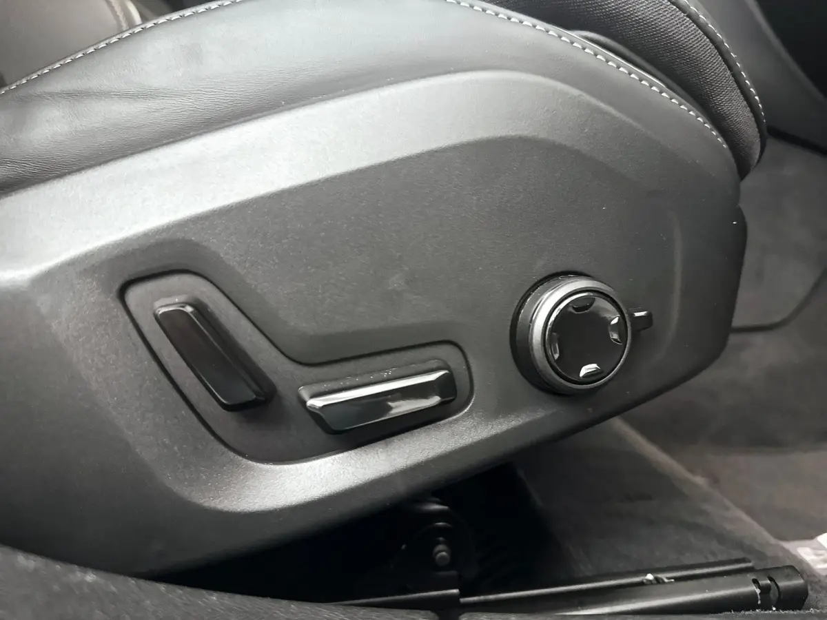T8 Plug-in hybrid AWD Plus Dark | SOH 100% | Panoramadak | 360° camera | Head-up display | Harman Kardon | Stoel- en stuurverwarming | Trekhaak