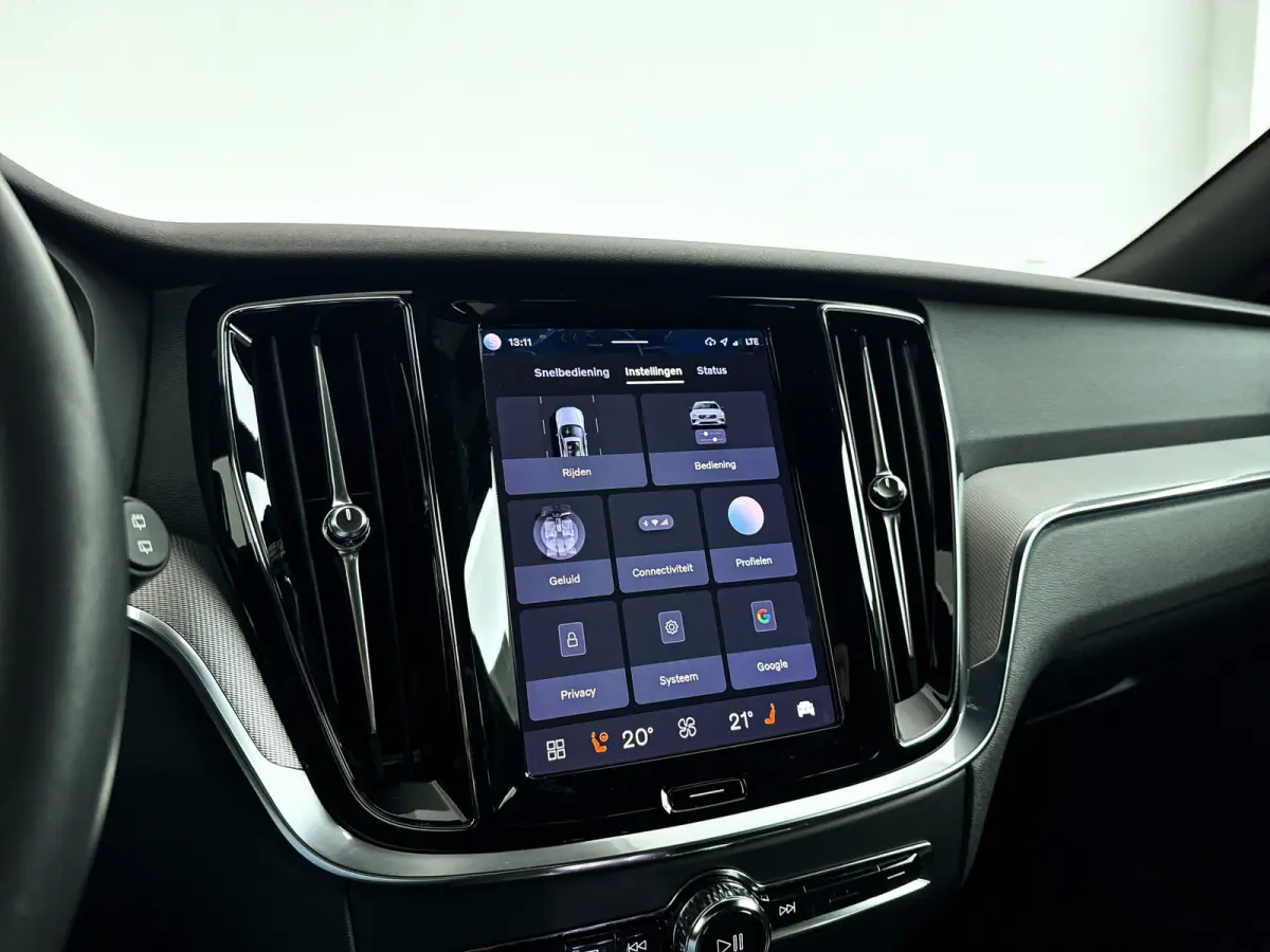 T6 Plug-in hybrid AWD Plus Dark | Parkeercamera | Harman Kardon | Stoel- en stuurverwarming | Trekhaak