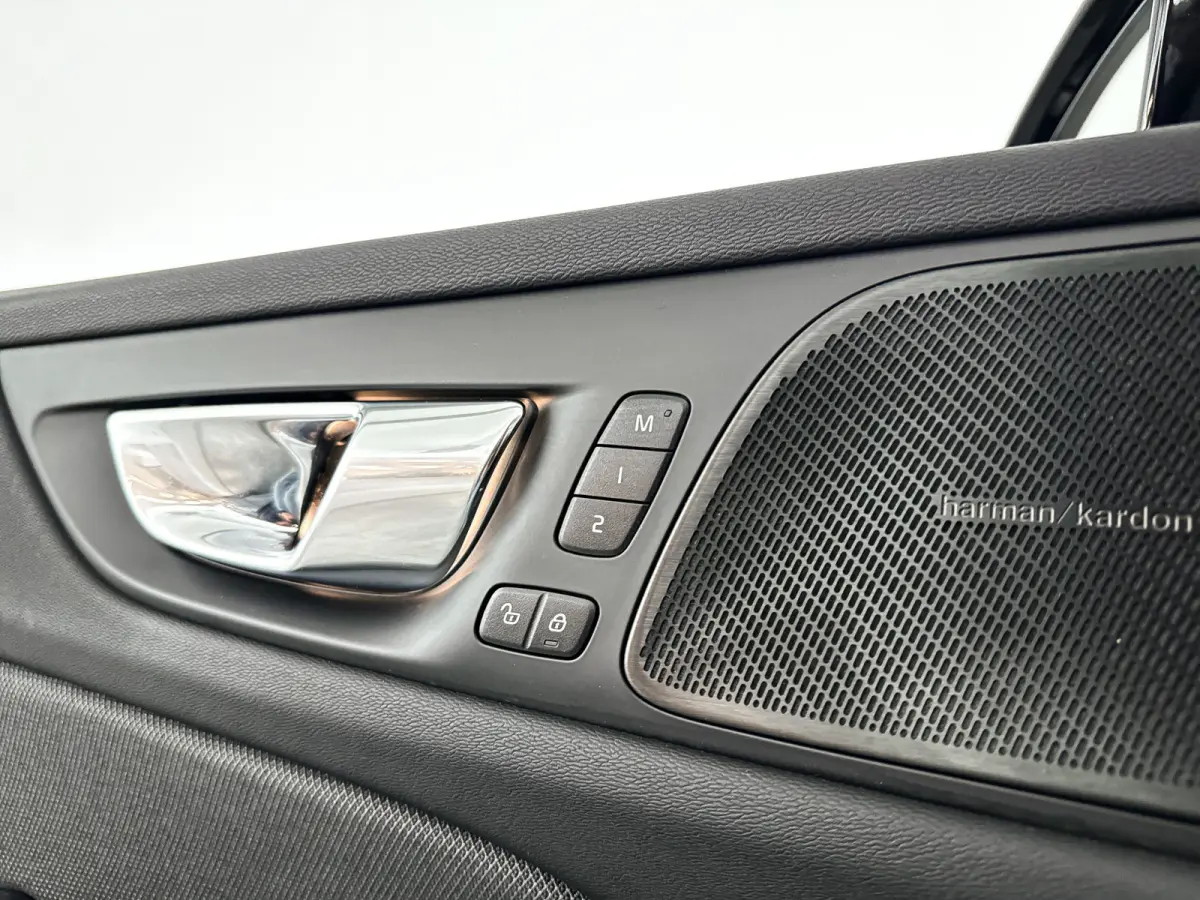 T6 Plug-in hybrid AWD Plus Dark | Parkeercamera | Harman Kardon | Stoel- en stuurverwarming | Trekhaak