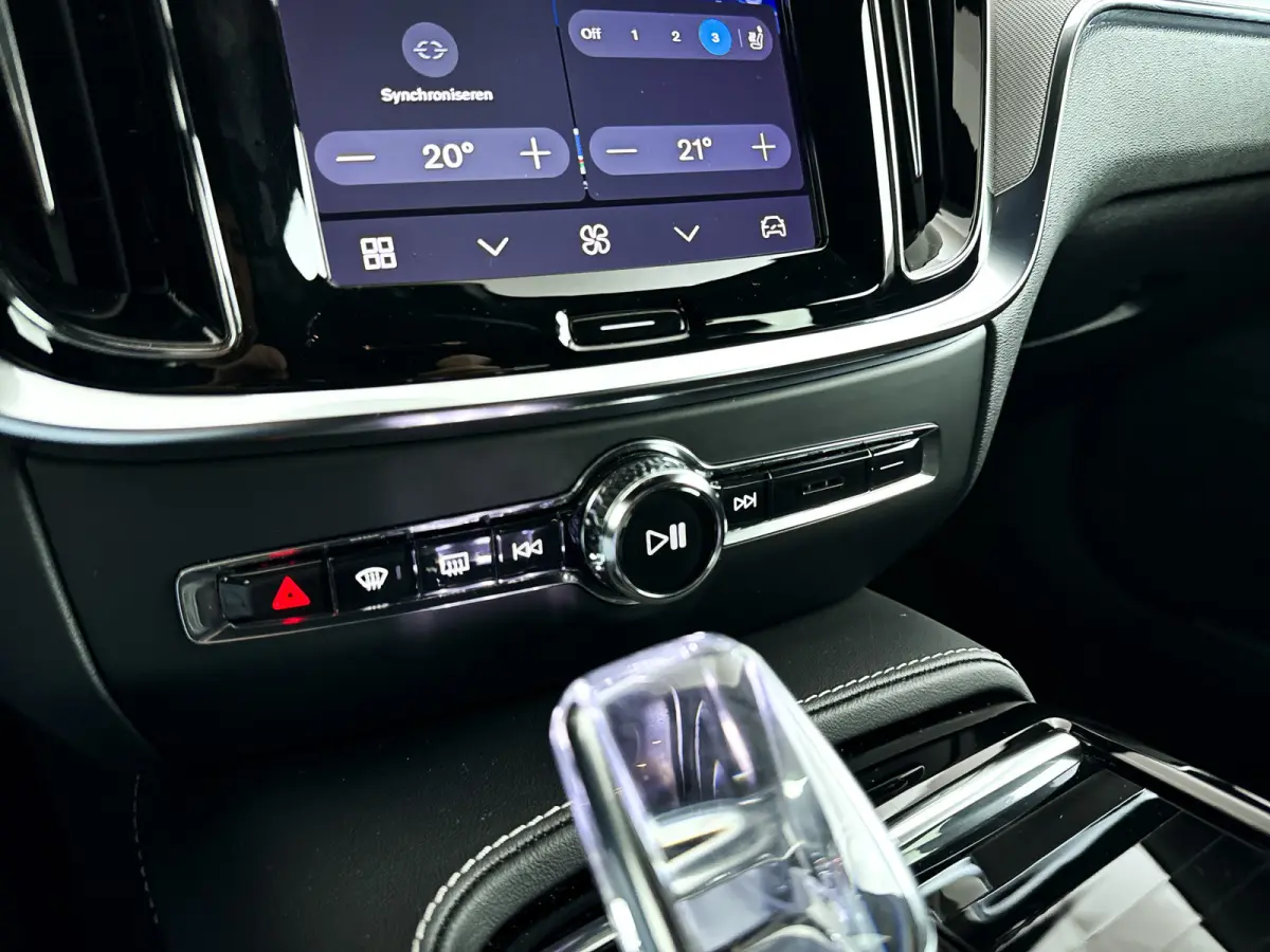 T6 Plug-in hybrid AWD Plus Dark | Parkeercamera | Harman Kardon | Stoel- en stuurverwarming | Trekhaak