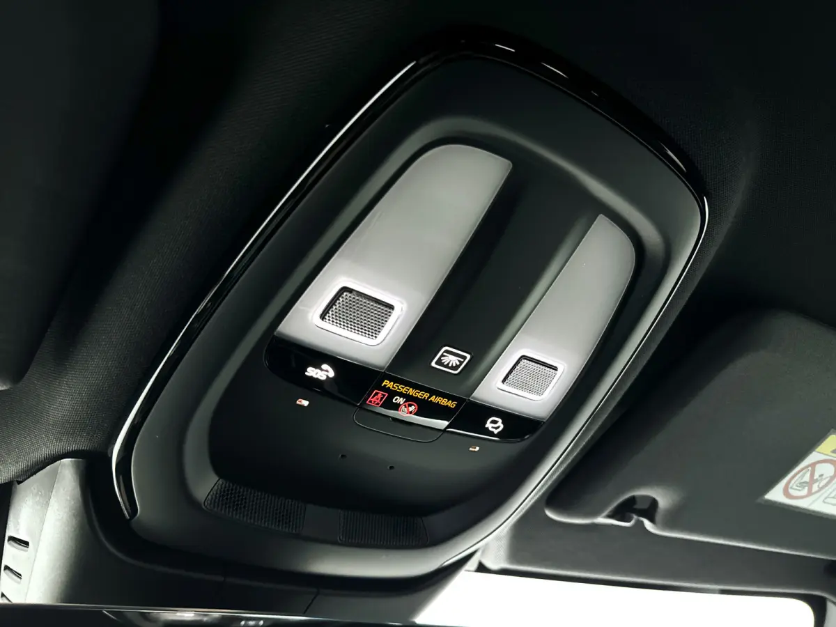 T6 Plug-in hybrid AWD Plus Dark | Parkeercamera | Harman Kardon | Stoel- en stuurverwarming | Trekhaak