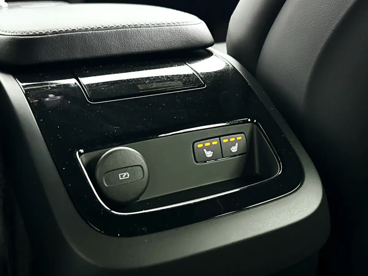 T6 Plug-in hybrid AWD Plus Dark | Parkeercamera | Harman Kardon | Stoel- en stuurverwarming | Trekhaak