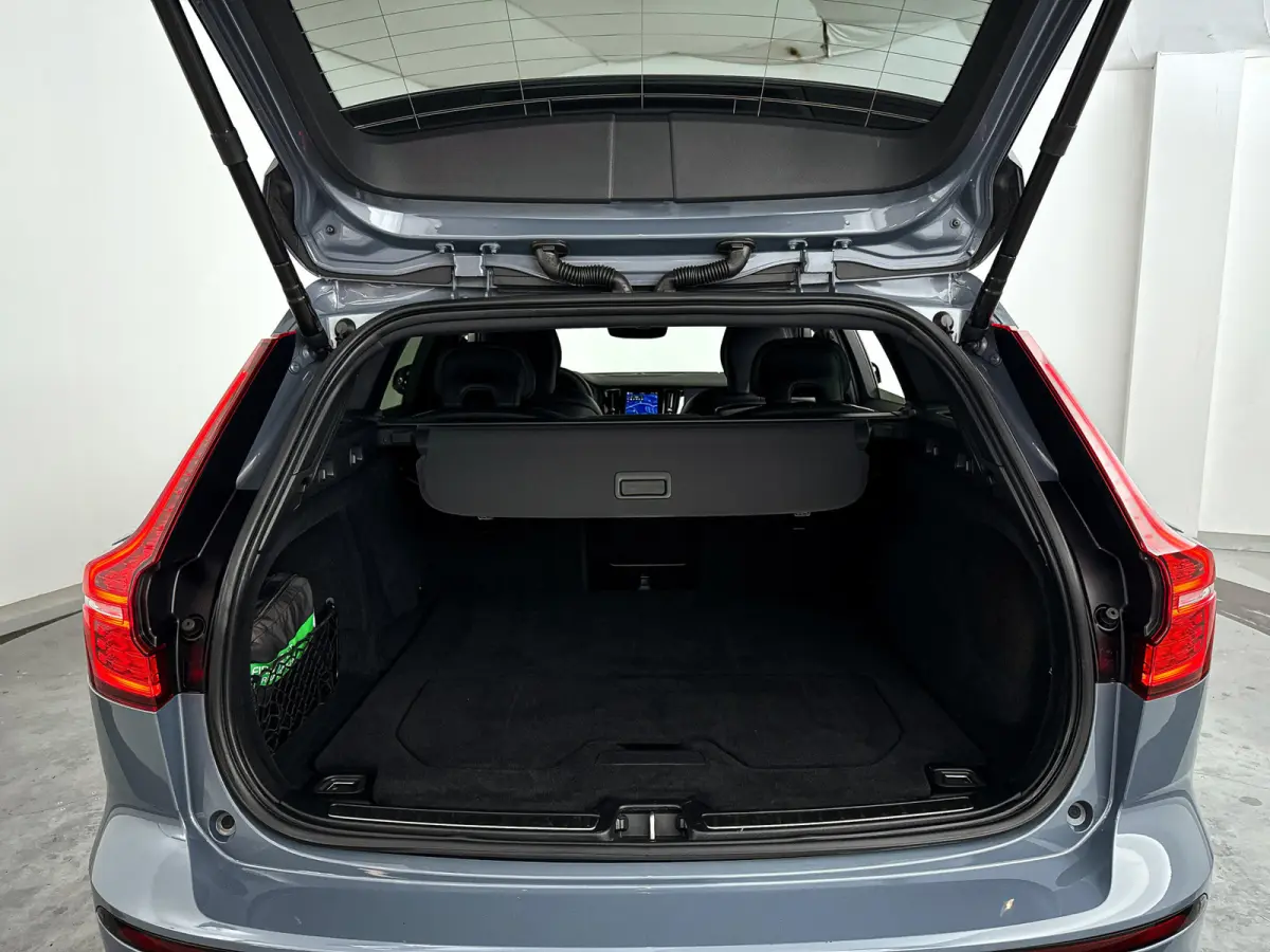 T6 Plug-in hybrid AWD Plus Dark | Parkeercamera | Harman Kardon | Stoel- en stuurverwarming | Trekhaak