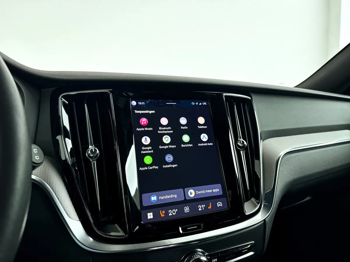 T6 Plug-in hybrid AWD Plus Dark | Parkeercamera | Harman Kardon | Stoel- en stuurverwarming | Trekhaak