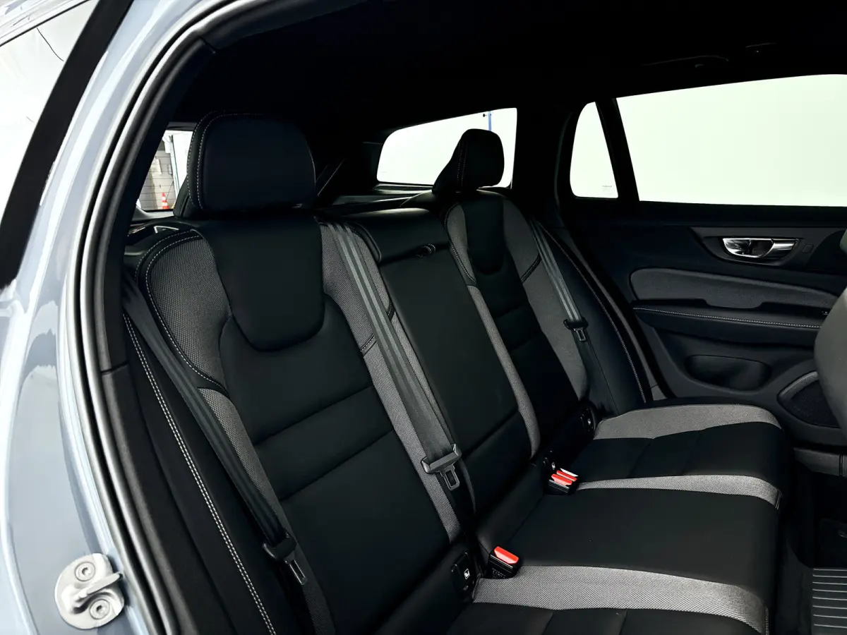 T6 Plug-in hybrid AWD Plus Dark | Parkeercamera | Harman Kardon | Stoel- en stuurverwarming | Trekhaak