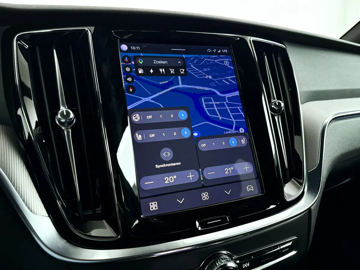 T6 Plug-in hybrid AWD Plus Dark | Parkeercamera | Harman Kardon | Stoel- en stuurverwarming | Trekhaak