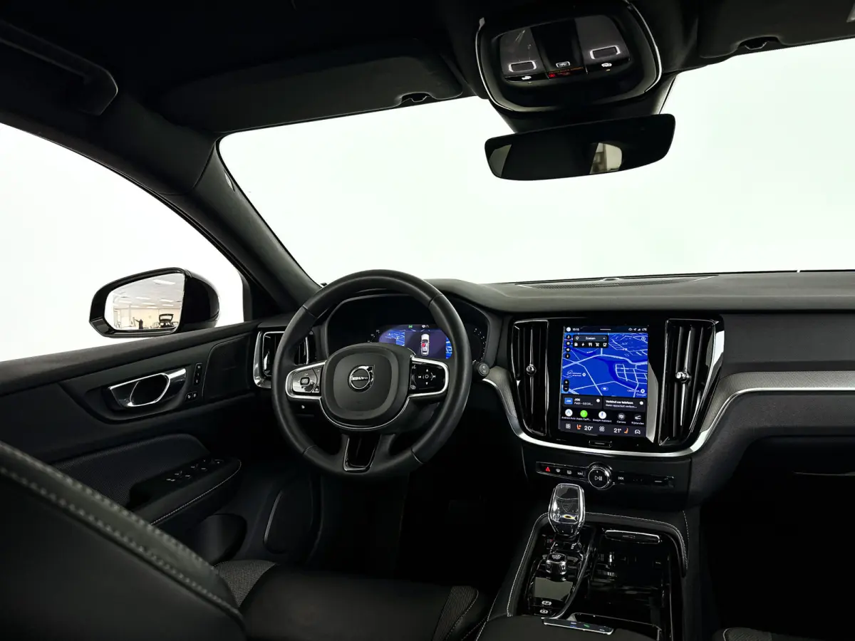 T6 Plug-in hybrid AWD Plus Dark | Parkeercamera | Harman Kardon | Stoel- en stuurverwarming | Trekhaak
