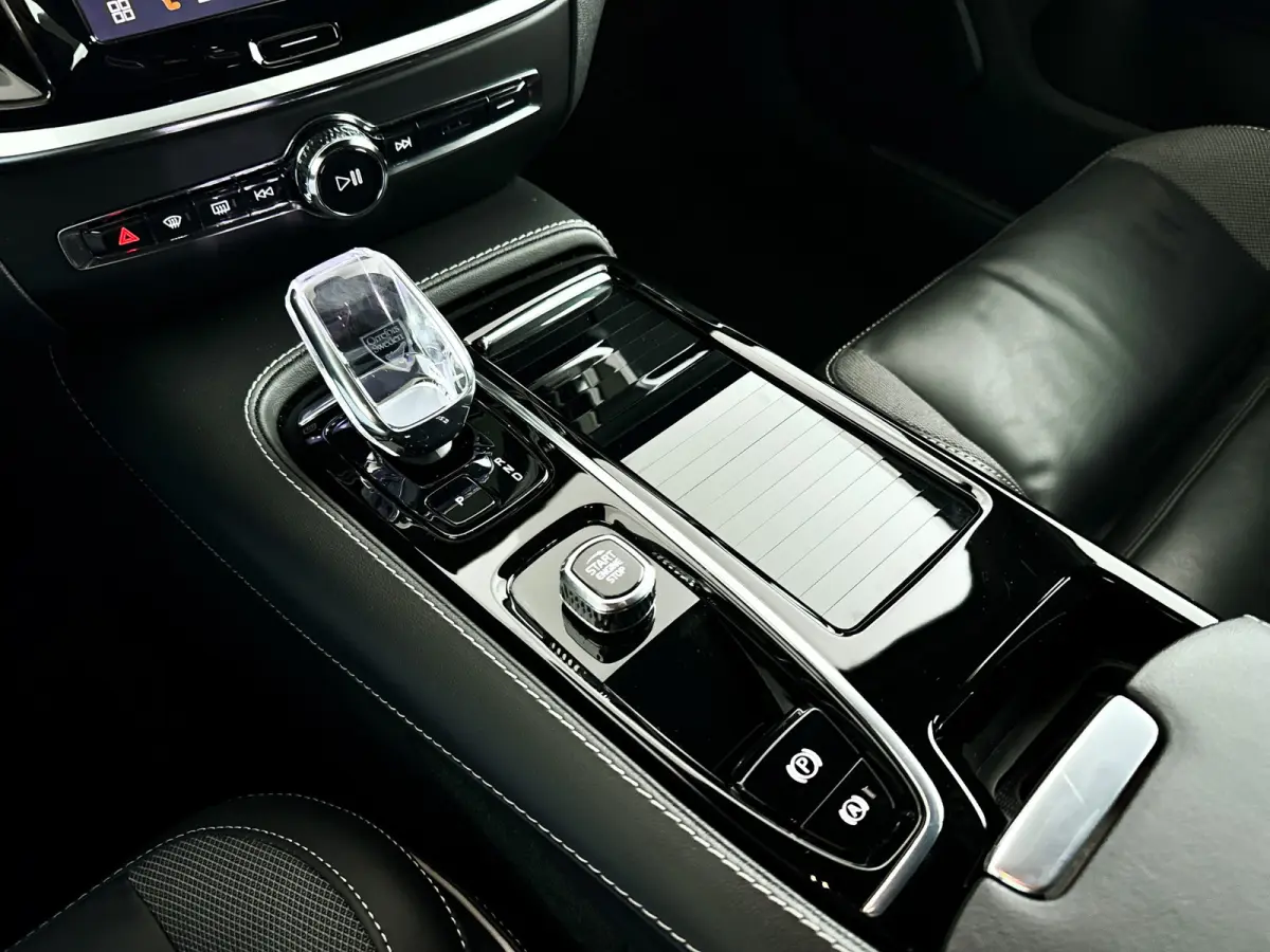 T6 Plug-in hybrid AWD Plus Dark | Parkeercamera | Harman Kardon | Stoel- en stuurverwarming | Trekhaak