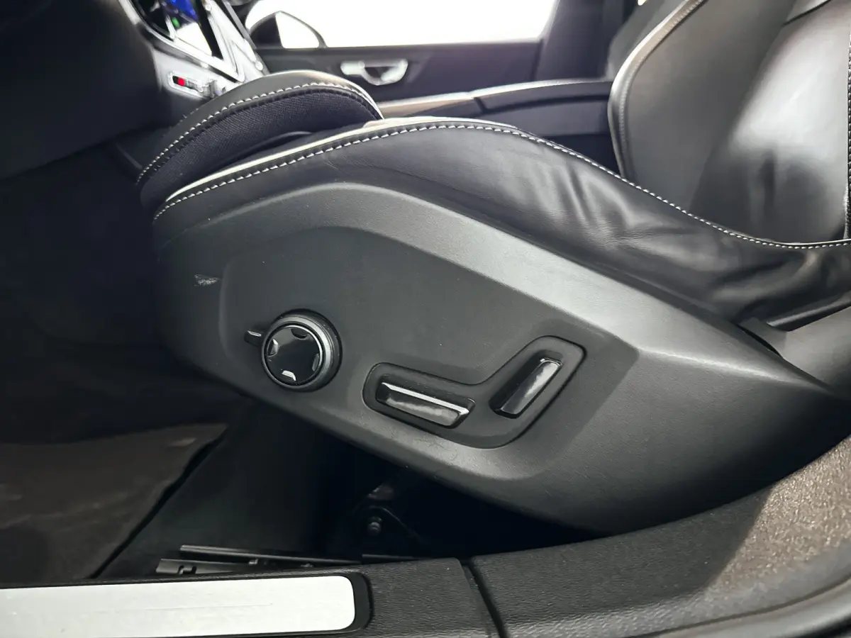 T6 Plug-in hybrid AWD Plus Dark | Parkeercamera | Harman Kardon | Stoel- en stuurverwarming | Trekhaak