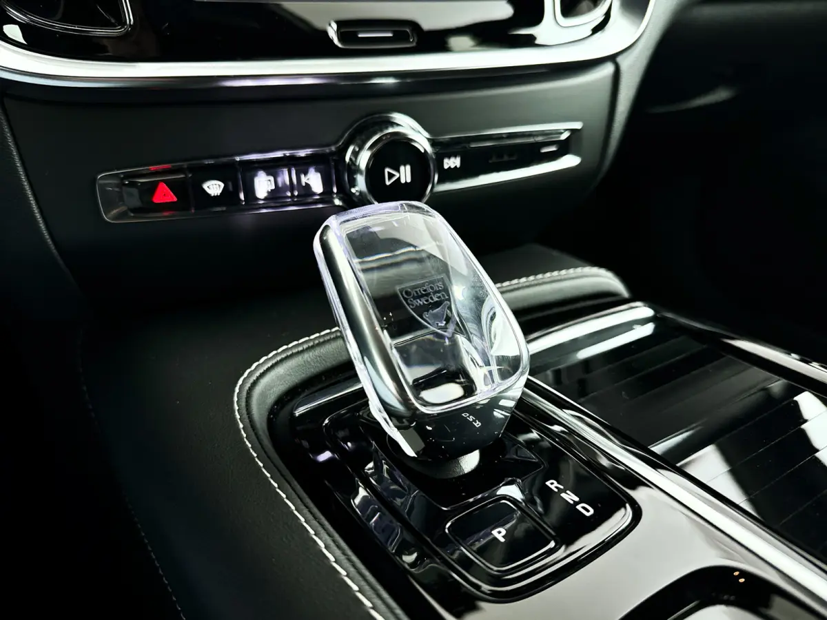T6 Plug-in hybrid AWD Plus Dark | Parkeercamera | Harman Kardon | Stoel- en stuurverwarming | Trekhaak