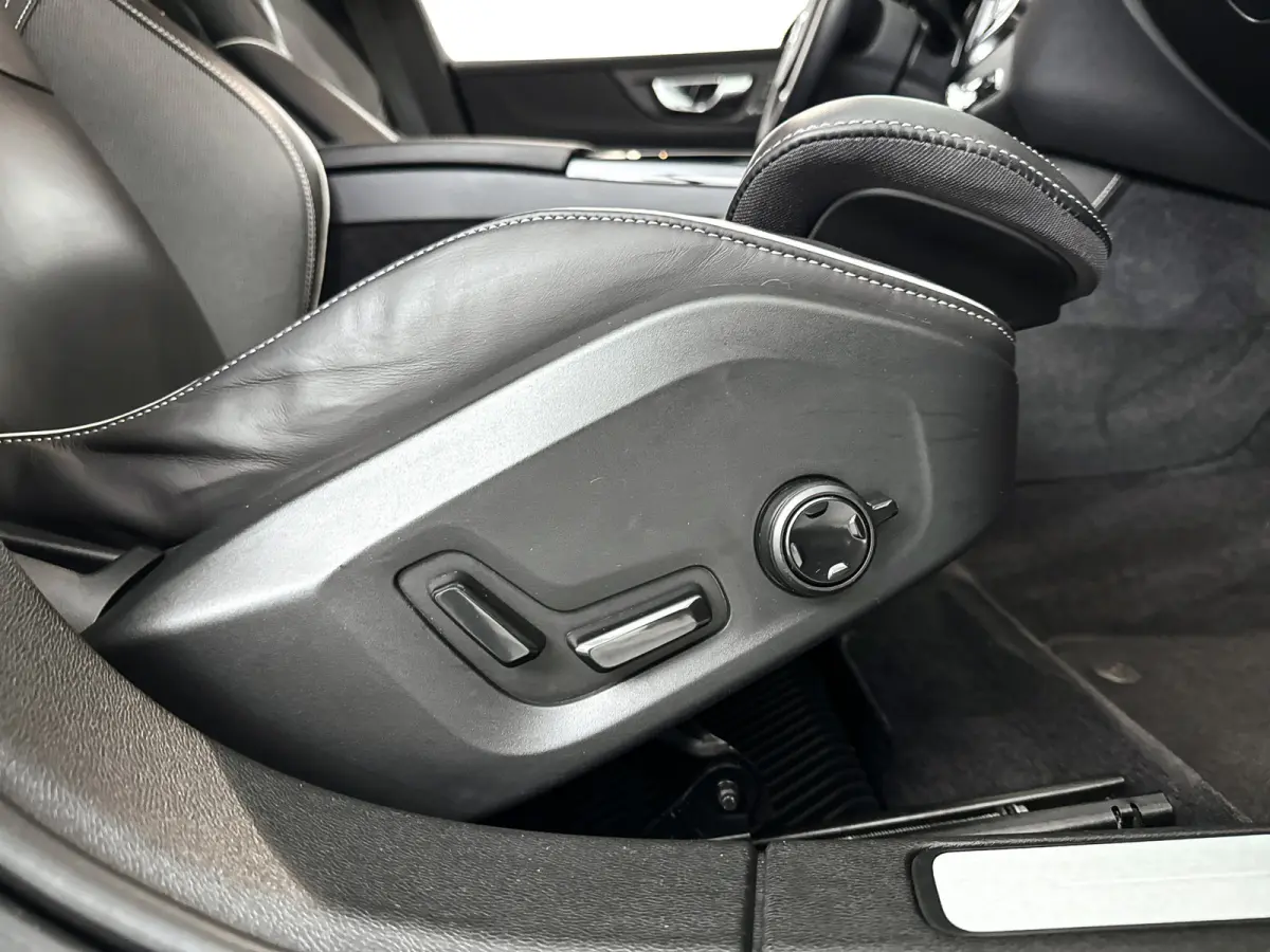 T6 Plug-in hybrid AWD Plus Dark | Parkeercamera | Harman Kardon | Stoel- en stuurverwarming | Trekhaak