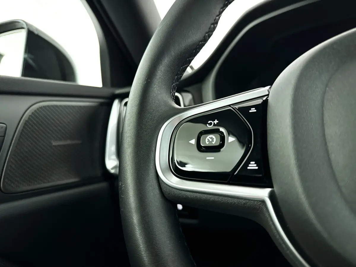 T6 Plug-in hybrid AWD Plus Dark | Parkeercamera | Harman Kardon | Stoel- en stuurverwarming | Trekhaak
