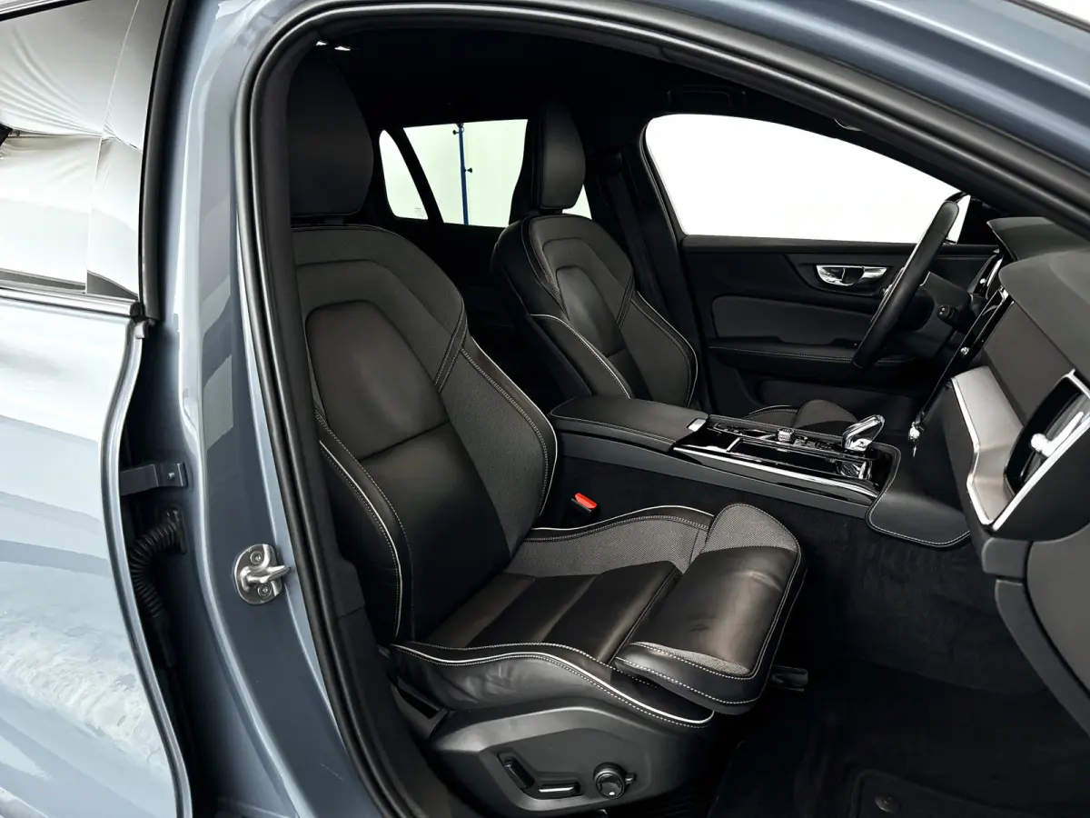 T6 Plug-in hybrid AWD Plus Dark | Parkeercamera | Harman Kardon | Stoel- en stuurverwarming | Trekhaak