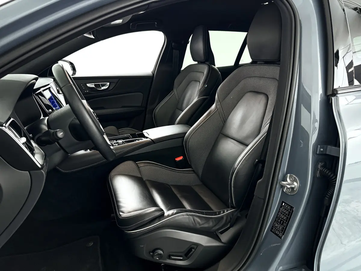T6 Plug-in hybrid AWD Plus Dark | Parkeercamera | Harman Kardon | Stoel- en stuurverwarming | Trekhaak