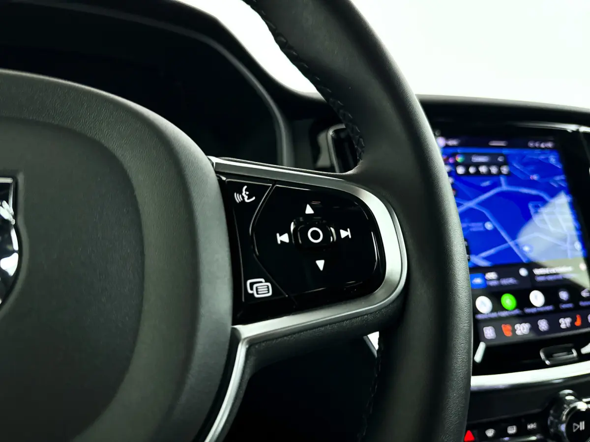 T6 Plug-in hybrid AWD Plus Dark | Parkeercamera | Harman Kardon | Stoel- en stuurverwarming | Trekhaak