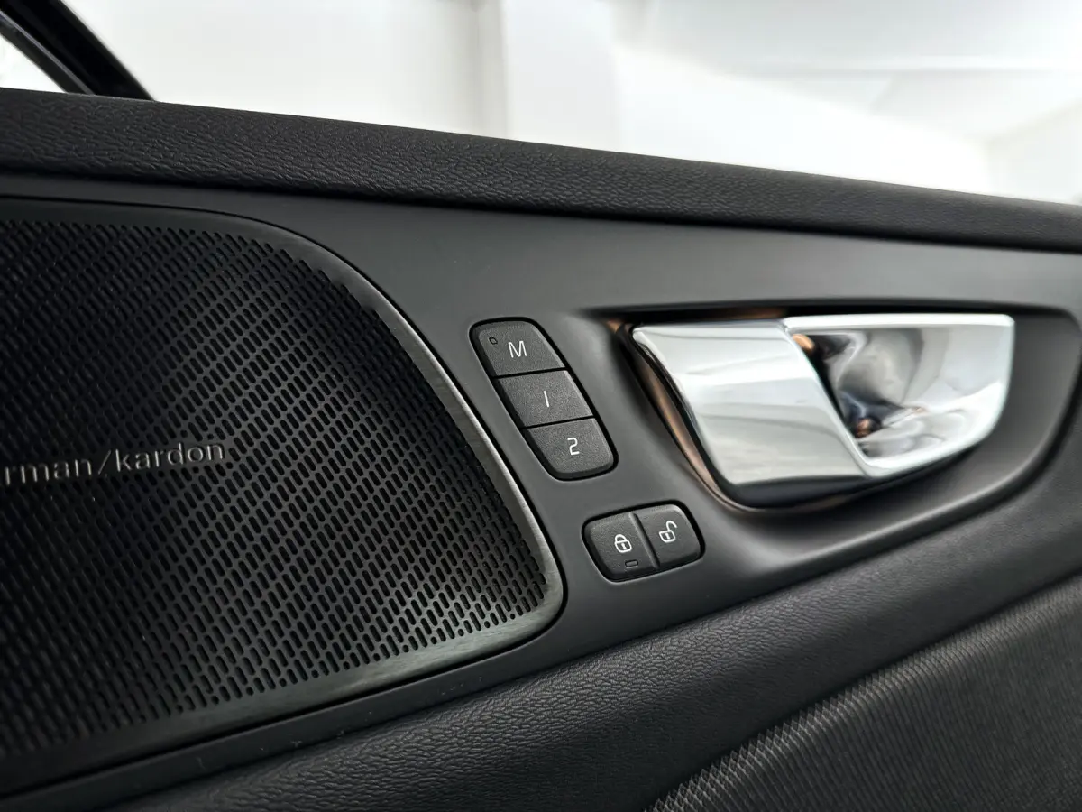 T6 Plug-in hybrid AWD Plus Dark | Parkeercamera | Harman Kardon | Stoel- en stuurverwarming | Trekhaak