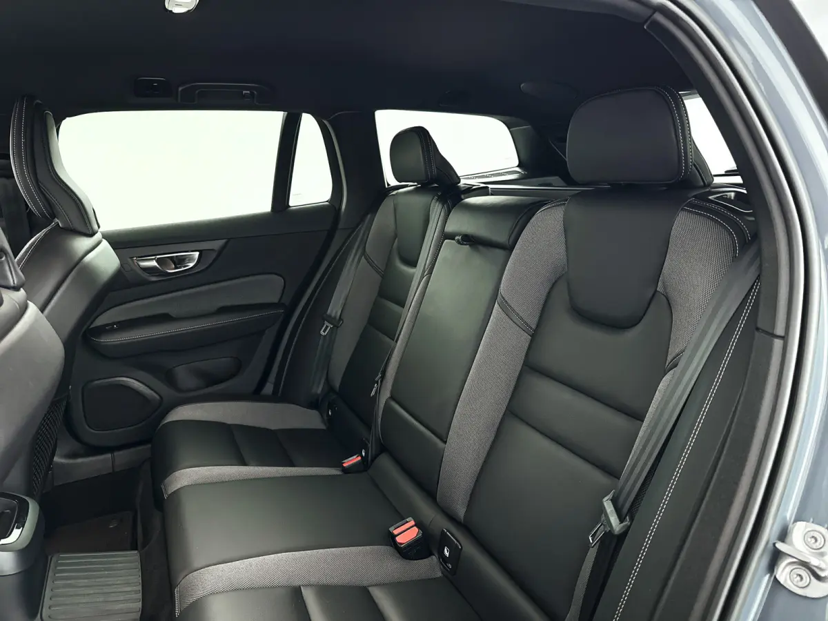 T6 Plug-in hybrid AWD Plus Dark | Parkeercamera | Harman Kardon | Stoel- en stuurverwarming | Trekhaak