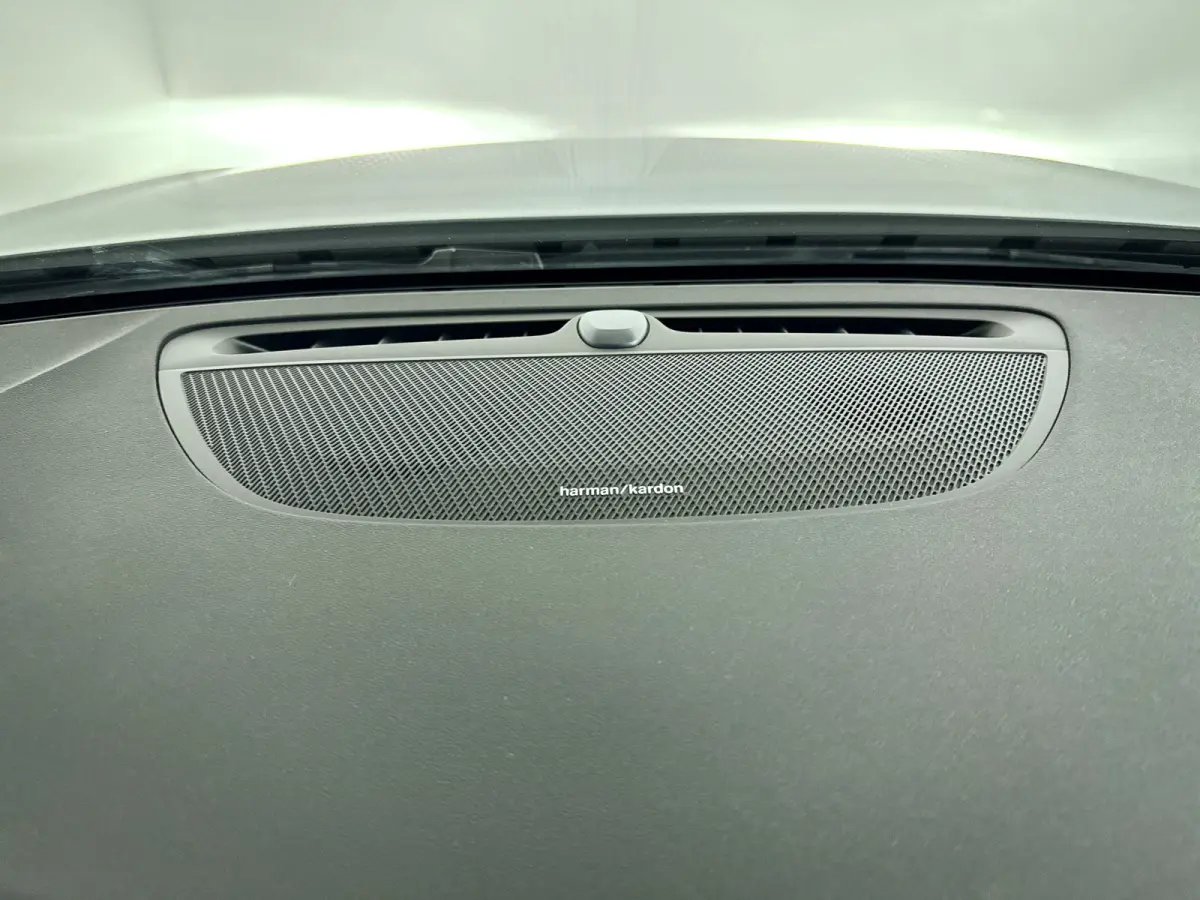 T6 Plug-in hybrid AWD Plus Dark | Parkeercamera | Harman Kardon | Stoel- en stuurverwarming | Trekhaak