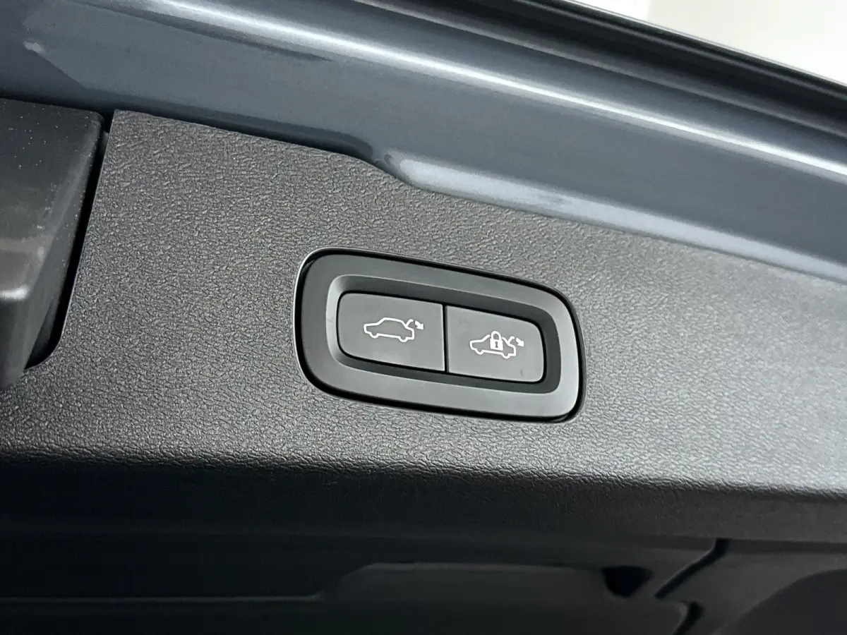 T6 Plug-in hybrid AWD Plus Dark | Parkeercamera | Harman Kardon | Stoel- en stuurverwarming | Trekhaak