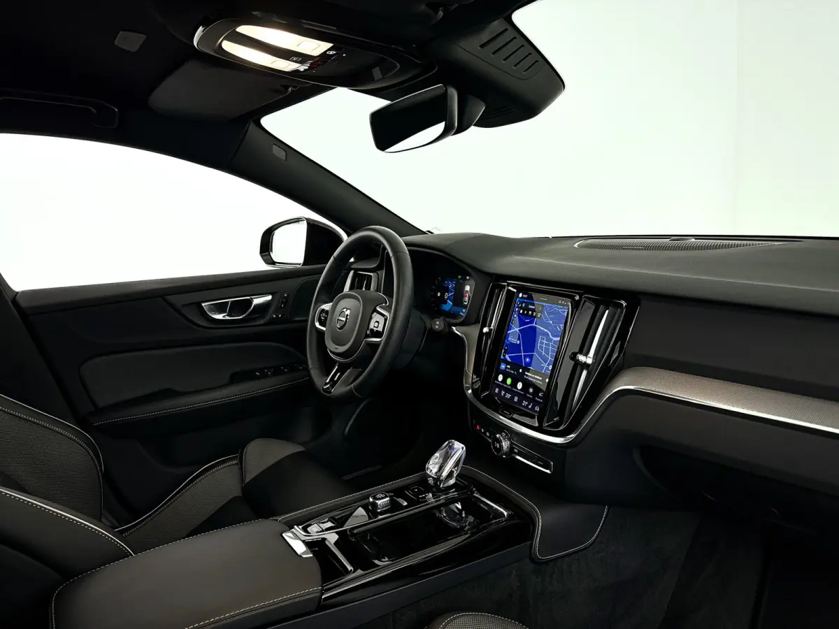 T6 Plug-in hybrid AWD Plus Dark | Parkeercamera | Harman Kardon | Stoel- en stuurverwarming | Trekhaak