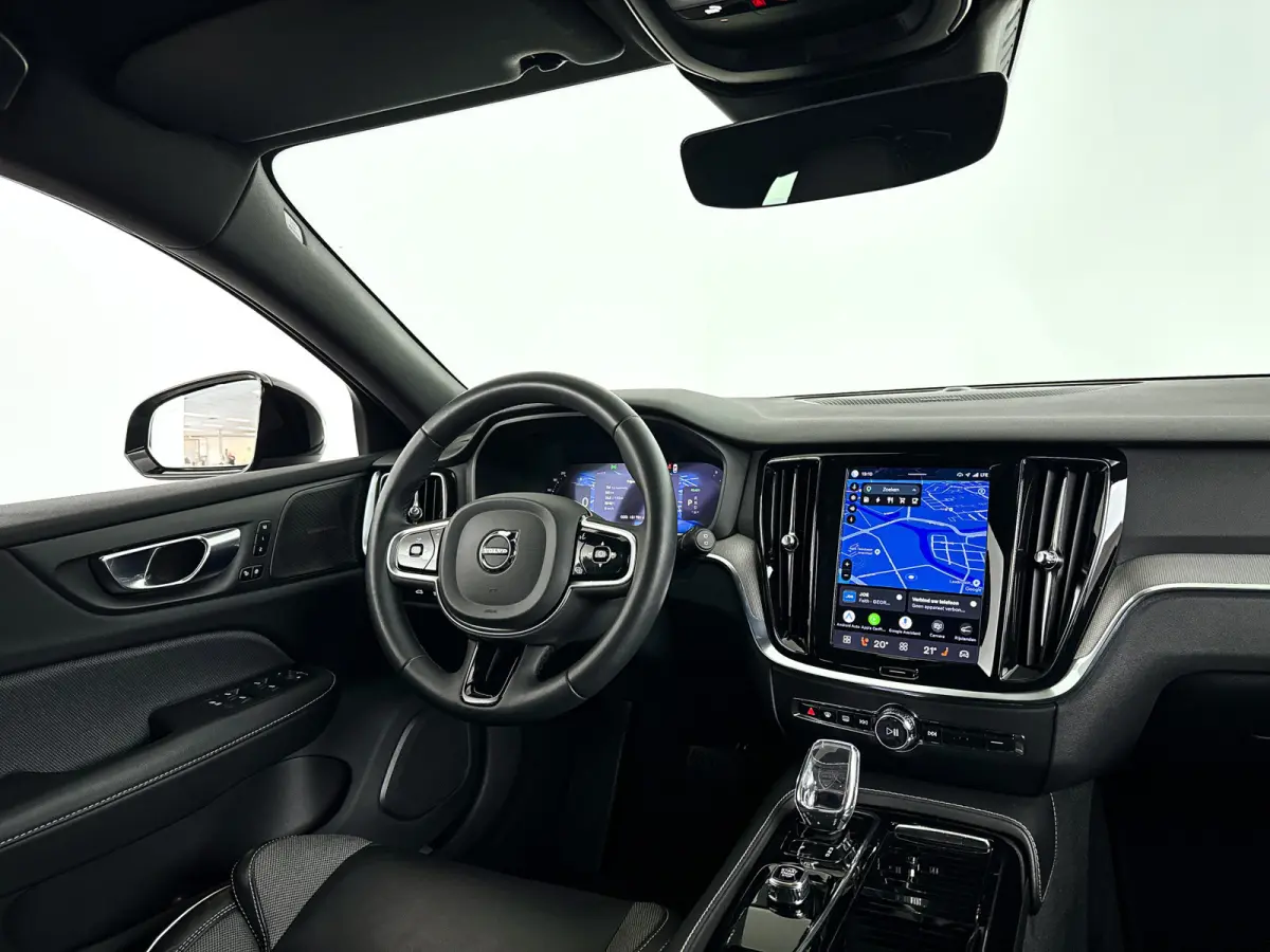 T6 Plug-in hybrid AWD Plus Dark | Parkeercamera | Harman Kardon | Stoel- en stuurverwarming | Trekhaak