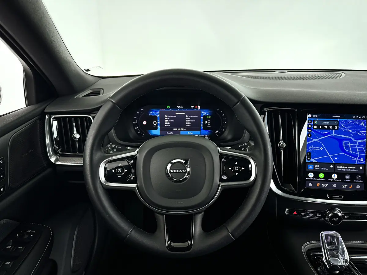 T6 Plug-in hybrid AWD Plus Dark | Parkeercamera | Harman Kardon | Stoel- en stuurverwarming | Trekhaak