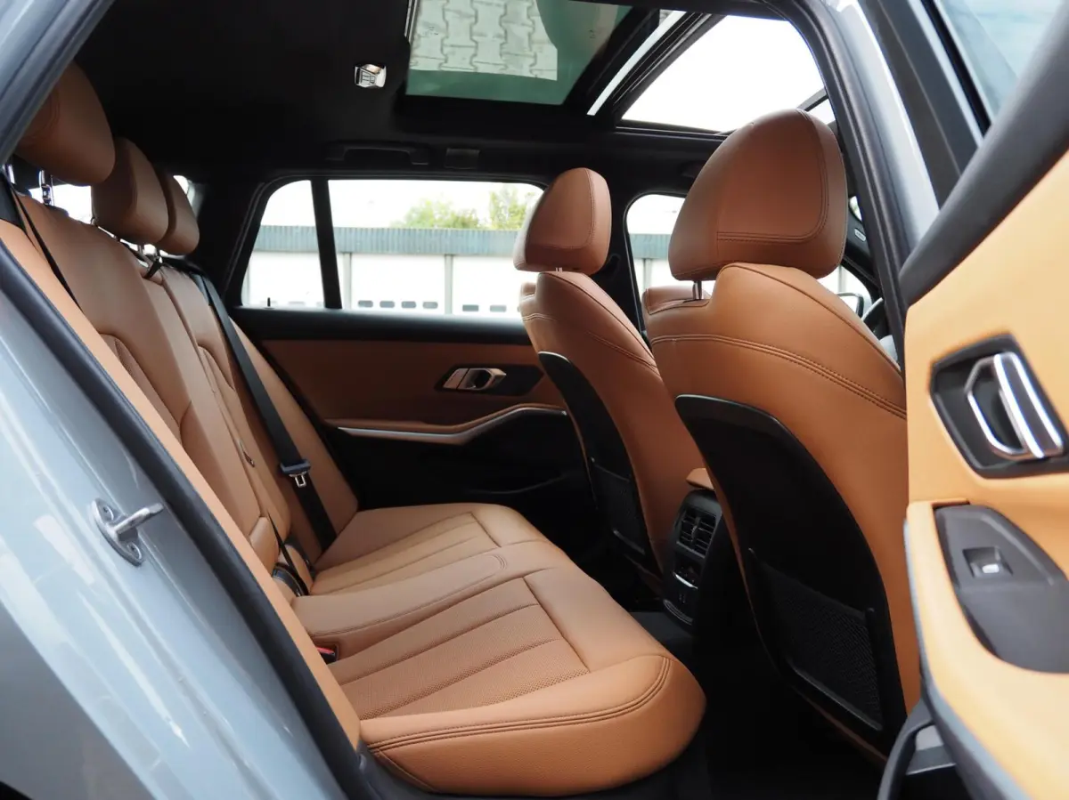 330e M-Sport Brooklyn Grau | Pano | Leder | Head-Up | Camera | Carplay | Digital Dash | Cognac Leder | Led | Trekhaak | Android Auto | Stoelverwarming | Cruisecontrol | Lane Assist | Draadlo
