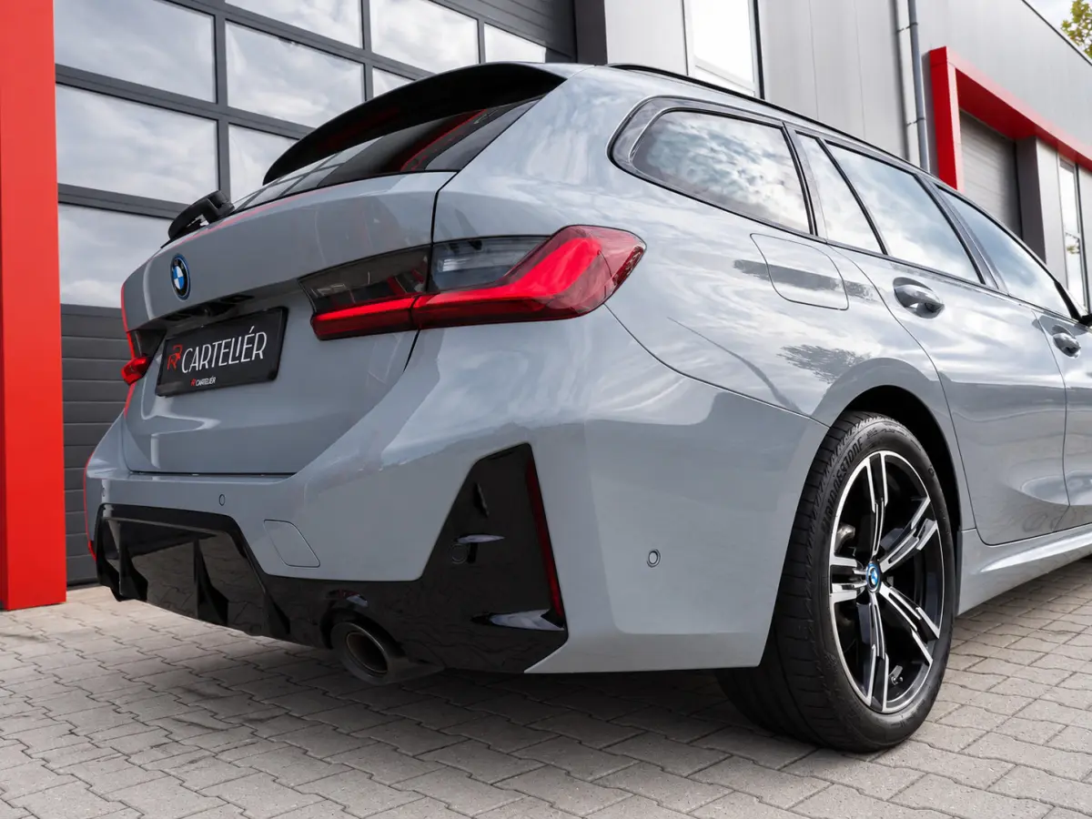 330e M-Sport Brooklyn Grau | Pano | Leder | Head-Up | Camera | Carplay | Digital Dash | Cognac Leder | Led | Trekhaak | Android Auto | Stoelverwarming | Cruisecontrol | Lane Assist | Draadlo